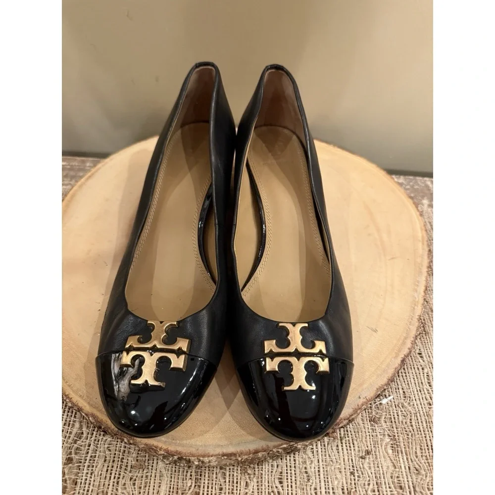 Tory Burch Everly Patent Cap Toe Pump Black Block Heel Shoes Size 9 Gold Logo‎